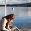 lectrice au bord d'un lac - © Bethany Laird via Unsplash