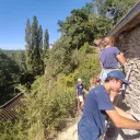 Les étudiants réparent les murs de la chapelle dévolue à Saint Roch (@Aurélien Vurli)