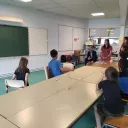 De jeunes apprenants en compagnie de Stéphane Bredin, Préfet de l'Indre. © RCF - Hugo Sastre.