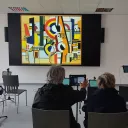 Dotée d'un grand écran et de 15 tablettes tactiles, la Micro-Folie de Segré permet d'admirer plus de 3 000 œuvres des musées parisiens. ©RCF Anjou.
