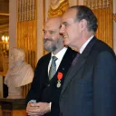 Arvo Pärt recevant la Légion d'honneur des mains de Frédéric Mitterrand en 2011. © Wikipedia.