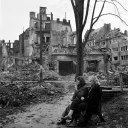 Deux femmes allemandes dans les ruines de Cologne, mars 1945  ©Lee Miller