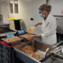 Les barquettes en plastique ont été remplacées par des bacs en inox, de quoi éviter 27 tonnes de plastique par an. ©RCF Anjou