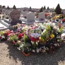 Tombe avec fleurs et couronnes ©wikimedia commons