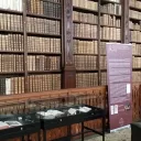 La bibliothèque abrite plus de 130 000 documents