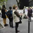 Des anonymes se recueillent là où le corps de Lola a été retrouvé, Paris, le 19/10/2022 © Dragan Lekic / Hans Lucas