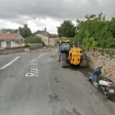La limite entre Saint-Christophe-du-Bois et Mortagne-sur-Sèvre passe au milieu de cette rue, où les travaux de voirie ont été suspendus. ©Google Street View