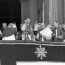 Première apparition de Paul VI au balcon après l'annonce de son élection le 21 juin 1963 ©Wikimédia commons