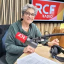 Bénédicte Serrate, en charge de l'action sociale à Annecy, dans les studios de RCF Haute-Savoie ©Victorien Duchet