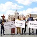 © Mouvement Laudato Si'. Les intervenants du film The Letter devant le Vatican, à Rome.