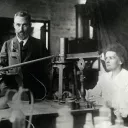 Pierre et Marie Curie dans leur laboratoire de fortune de l’École municipale de physique et de chimie industrielles, vers 1906 ©wikimediacommons