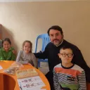 Père Pierre Brun le Gouest avec des enfants syriens en situation de handicap