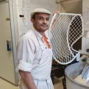 Boulanger à Segré, Mickaël François a dû licencier l'un de ses salariés pour faire face à la hausse des prix de l'énergie. ©RCF Anjou