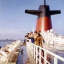 © Collection French Lines & Compagnies, Passagers sur le pont supérieur du paquebot France (CGT 1962) au départ du Havre. 