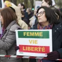 Manifestation en soutien au peuple iranien, solidaires face a la tyrannie en Iran et ailleurs. Le 27 novembre 2022, a Paris, entre port royal et le panthéon. © Photographie par Fiora Garenzi / Hans Lucas.