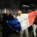 Après la demi-finale France - Maroc de la Coupe du Monde de Football 2022 au Qatar, les supporters français ont massivement envahi les rues de la ville, pour célébrer la victoire de leur équipe. © Photographie par Patrick Batard / Hans Lucas