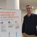 Jérôme Delalande, le directeur des relations avec les collectivités locales d'Orange en Maine-et-Loire, espère collecter 6 000 portables usagés grâce au partenariat avec l'AMRF49. ©RCF Anjou