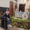 Jean Pouliquen devant la représentation de la chapelle Ste-Anne de Lampaul-Guimiliau. ©Marine Jouannic