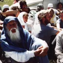 Les philosophes de la non-violence Jean-Marie Muller et Lanza del Vasto (à gauche) avec Jacques de Bollardière sur le causse du Larzac, protestant contre l'extension du camp militaire, dans les années 1970 ©Wikimédia commons