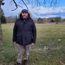 Jean-Luc Chambon, maire de la commune des Vastres devant le site qui pourrait accueillir 5 à 7 éoliennes, au fond derrière la forêt 