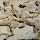 Premiers cavaliers, détail Fresque du parthénon frise ouest  (British Museum)Jastrow (2006),  https://commons.wikimedia.org/w/index.php?curid=1423323