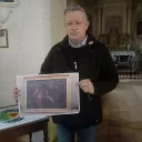 Jean-Christophe Rouxel, maire de La Lande-Chasles et une photo du tableau "L'adoration des mages" avant restauration - ©RCF Anjou