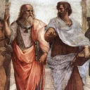 Platon et Aristote. Platon et son Timée désigne le ciel, allégorie du monde des Idées. Aristote et son Éthique désigne la terre, représentant le monde sensible et immanent. © Wikipedia.