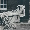 Thérèse effeuillant des roses sur son crucifix. Photographie prise dans le cloître, à la porte de l'infirmerie, le 30 août 1896 ©Wikimédia commons