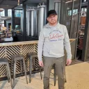 Guillaume Fourcade devant le bar et la brasserie de la Halle du Marché couvert du Puy-en-Velay © Martin Obadia