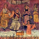Une des fresques de la synagogue de Doura Europos : la fille d'un pharaon, entourée de suivantes, recueille Moïse bébé d'un panier flottant sur un cours d'eau. © Wikipedia.