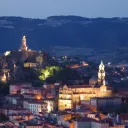 La statue Notre-Dame de France surplombe la Cathédrale et la ville du Puy-en-Velay