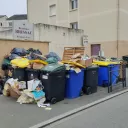 Après neuf jours de blocage du centre de tri des déchets, les trottoirs de l'agglomération d'Angers (ici à Angers le 21 mars 2023) croulent sous les poubelles. ©RCF Anjou