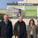 Gilles Bourdouleix, Jean-Paul Bregeon et les représentants d'office santé devant le site du futur pôle de santé de Cholet - © Twitter @GBOURDOULEIX