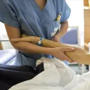 Unité de soins palliatifs à la maison médicalisée Jeanne Garnier. Des massages sont proposés aux patients. Paris (75), 11 juin 2018 © Corinne SIMON / Hans Lucas
