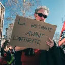 Manifestant à Toulouse avec pancarte “La retraite avant l’arthrite” © Patrick Batard / Hans Lucas