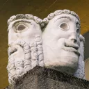 sculptures de masques de théâtre à Salzbourg - © Free Walking Tour Salzburg via Unsplash