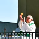 Le père Bernard Badaud célèbre la messe à la chapelle Notre-Dame des Mariniers de Saint-Symphorien-d'Ozon le 12 septembre 2021 - © paroisse Saint-Claude en Val d'Ozon