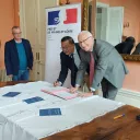 Jeudi 27 avril 2023, les maires de Val-d'Erdre-Auxence, Candé et Le-Lion-d'Angers ont signé les premiers contrats urgence titres avec le préfet de Maine-et-Loire. ©RCF Anjou