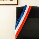 Écharpe tricolore de maire sur un fauteuil © Jc Milhet / Hans Lucas