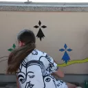 Les enfants peignent la fresque ©Ville de Ploërmel 