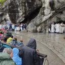 ©service communication diocèses des Savoie - pèlerins savoyards devant la grotte