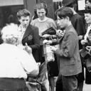 S'approvisionner en aliments en portant une étoile jaune sur la poitrine, Paris, 8 juin 1942 ©Wikimédia commons