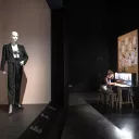 Reconstitution de l'atelier du créateur dans l'exposition "Yves Saint Laurent : Transparences" à la Cité de la dentelle et de la mode Crédit  Charles Delcourt