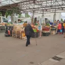 Devant les étals du marché de Kérinou à Brest @ Christophe Pluchon, RCF 2023