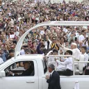 Bain de foule pour le pape François arrivant en "papamobile" au stade Vélodrome le 23 septembre 2023 ©Alessandro Sardo - Dicastero per la Comunicazione