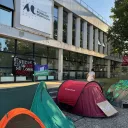 Des tentes ce lundi 25 septembre 2023 devant l'université Bordeaux Montaigne pour protester contre la précarité étudiante ©UE.