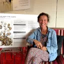 Chloé Ledoux, réalisatrice de portraits d'ostréiculteurs et d'un documentaire, "La sage-femme de l'huître plate" pour l'exposition. Clémentine Prouteau