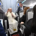Le pape François dans l'avion à son retour de Marseille, s'est exprimé sur la question de la fin de vie ©François Mabille, revient sur le voyage du pape à Marseille