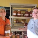 Pernelle et Margot, à l'Atelier Rebond, à Faverges, devant les pots de confiture géants destinés aux refuges. ©RCF Haute-Savoie