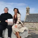 Hélène du Gouézou et Aïcha Dupoy de Guitard  présentent leur livre "Mondes d'Arrée" devant la chapelle Saint-Michel de Brasparts @ Christophe Pluchon, RCF 2023